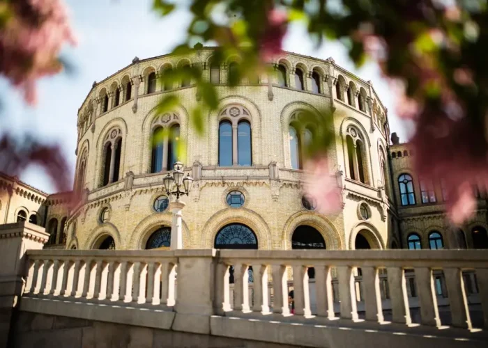 Stortingsbygningen og syriner. Foto: Stortinget