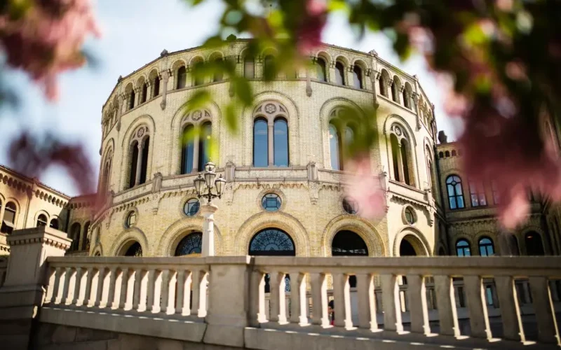 Stortingsbygningen og syriner. Foto: Stortinget