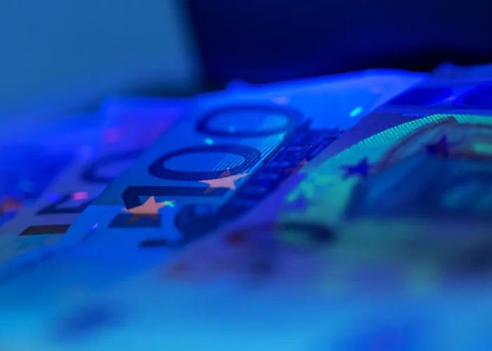 close-up-view-of-blue-illuminated-euro-banknotes-o-2026-01-11-10-51-03-utc – stort